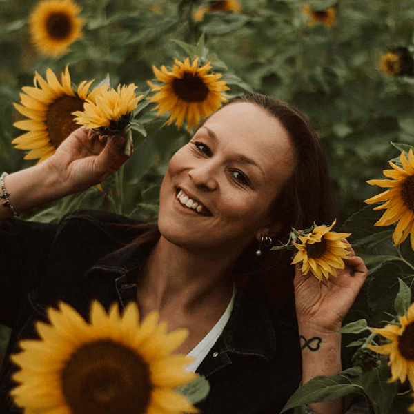 Magda Mentel w polu słoneczników